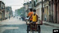 Los 13 nuevos casos de coronavirus en la isla son de cubanos. En la foto, un carretón recorre las calles de La Habana a principios de mayo.