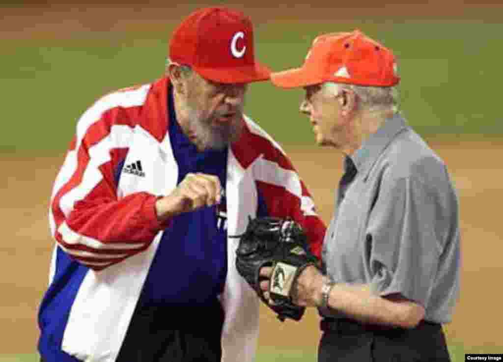 Fidel Castro y Carter jugando pelota.