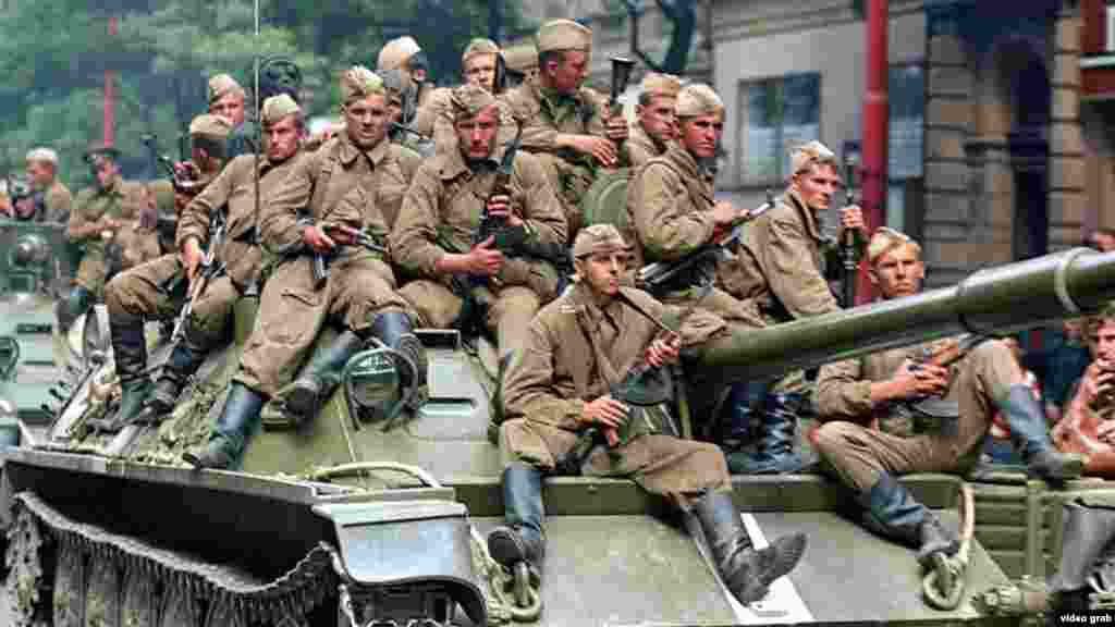 Según Hajsky, las tropas soviéticas se sorprendieron por la reacción local a su llegada a Praga. &quot;Más o menos vendrían aquí en un pequeño descanso&quot;, dice, y agrega que la forma en que viajaban en sus tanques era más una reminiscencia de un desfile del Día de la Victoria de la Segunda Guerra Mundial que una invasión.