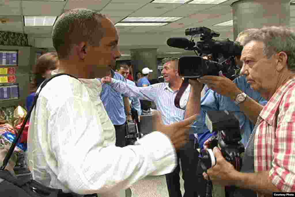 El disidente y médico cubano Darsi Ferrer el jueves 28 de junio de 2012 a su llegada desde Cuba al Aeropuerto Internacional de Miami