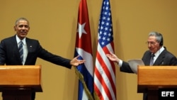 Fotografía de archivo del 21 de marzo de 2016 del presidente de Estados Unidos, Brack Obama (i) y el presidente de Cuba, Raul Castro (d) durante una rueda de prensa conjunta en el Palacio de la Revolución en La Habana (Cuba). La gran mayoría de los cubano