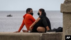 Enamorados en el Malecón, en medio del rebrote de coronavirus que afecta especialmente a La Habana. (AP / Ramon Espinosa)