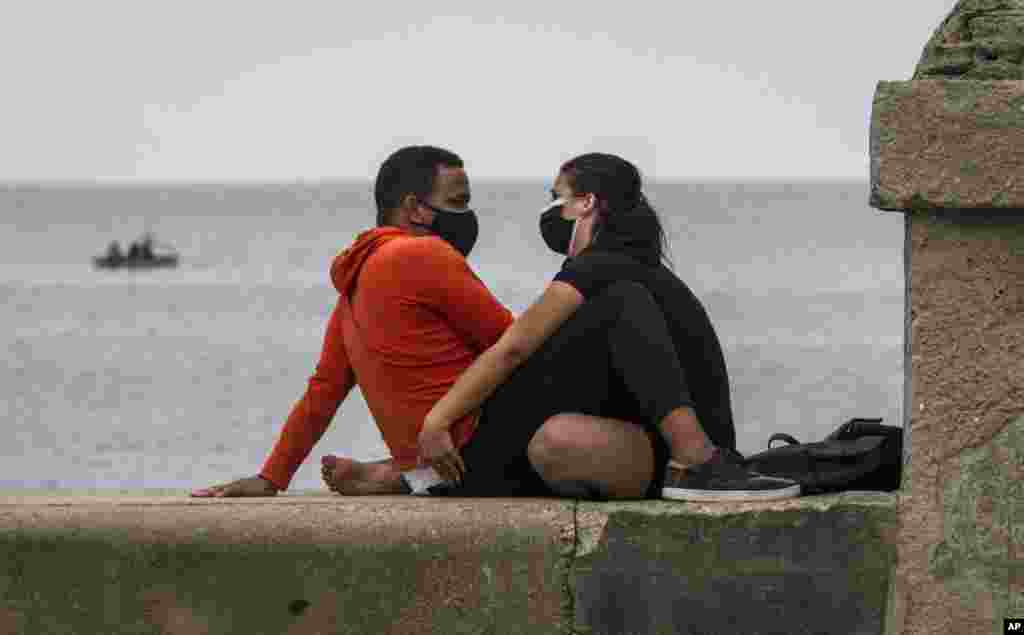 Enamorados en el Malec&#243;n, en medio del rebrote de coronavirus que afecta especialmente a La Habana. (AP / Ramon Espinosa)