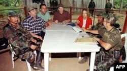 (L-R) el comandante "Fabián" junto a otros guerrilleros colombianos durante negociaciones de paz