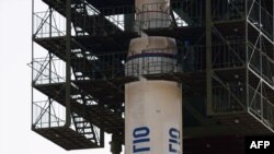 Esta foto de archivo tomada el 8 de abril de 2012 muestra el cohete Unha-3 en la estación de lanzamiento de satélites de Sohae en Tongchang-Ri.