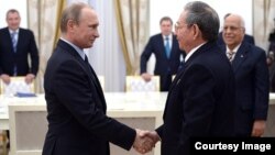 Raúl Castro y Vladimir Putin en el Kremlin. (Foto: Archivo)