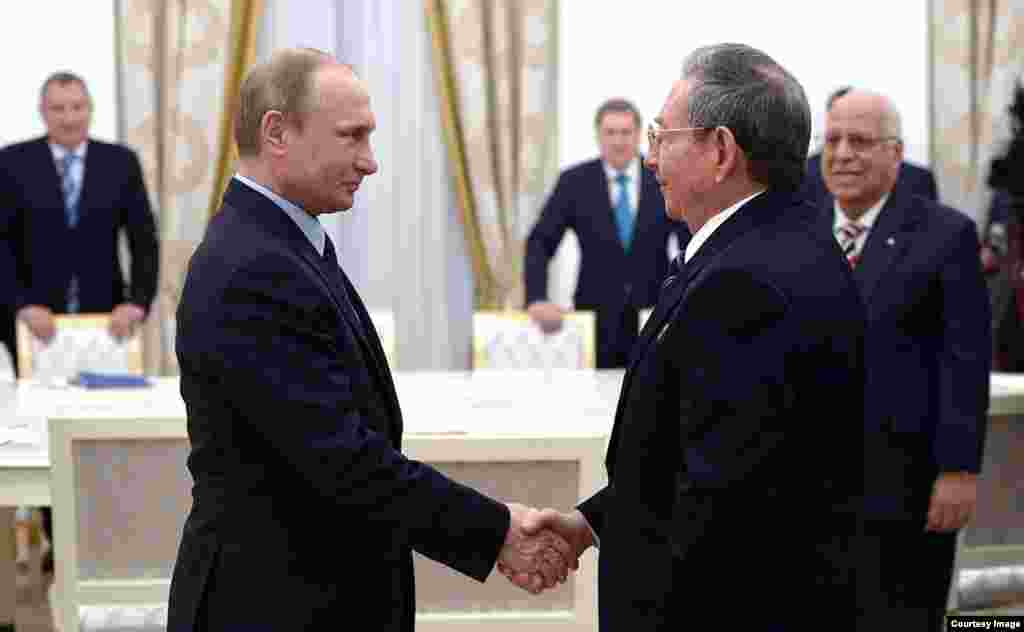Saludo de Raúl Castro y Vladimir Putin en el Kremlin