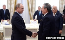 Saludo de Raúl Castro y Vladimir Putin en el Kremlin