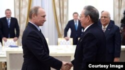 Saludo de Raúl Castro y Vladimir Putin. Archivo.