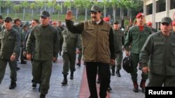 El mandatario de Venezuela, Nicolás Maduro, junto a sus generales en una base militar en Caracas, 2 de mayo de 2019. (Reuters).