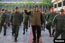 El mandatario de Venezuela, Nicolás Maduro, junto a sus generales en una base militar en Caracas, 2 de mayo de 2019. (Reuters).