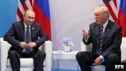  El presidente ruso, Vladímir Putin, conversa con el presidente estadounidense, Donald J. Trump (d).