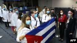 Llegada de médicos cubanos a Panamá el 24 de diciembre de 2020, un servicio que genera miles de millones de dólares anualmente para el régimen cubano. (AFP PHOTO / Aeropuerto Tocumen).