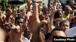 Opositores cubanos en el funeral de Payá Sardiñas