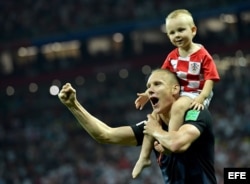 Domagoj Vida, de Croacia, celebra el triunfo ante Inglaterra con su hijo en hombros.