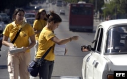 Varios promotores de salud reparten condones en una avenida de La Habana. Foto Archivo