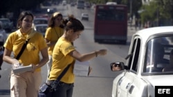 Varios promotores de salud, que trabajan en el grupo de prevención de VIH-SIDA, repartiendo condones en una avenida de La Habana (Cuba), como parte de las diferentes actividade