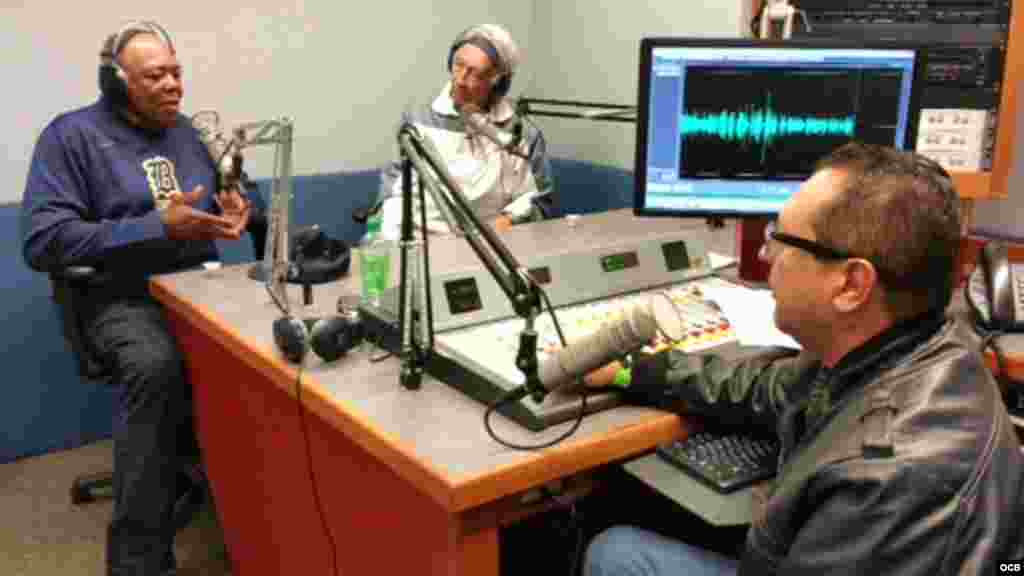Momento en el que graban un programa en Radio Martí, Tony Oliva, Orlando Peña y Edemio Navas.