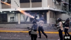 Miembros de la Policía Nacional Bolivariana (PNB) enfrentan a manifestantes
