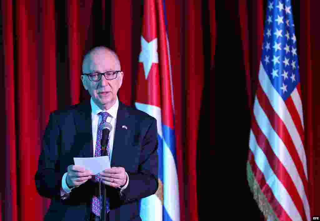 David J. Skorton, Secretario del Instituto Smithsonian, pronuncia un discurso hoy, jueves 21 de abril, en La Habana (Cuba), durante acto de clausura de la visita realizada a la isla por miembros del Comité Estadounidense Presidencial para las Artes y Huma