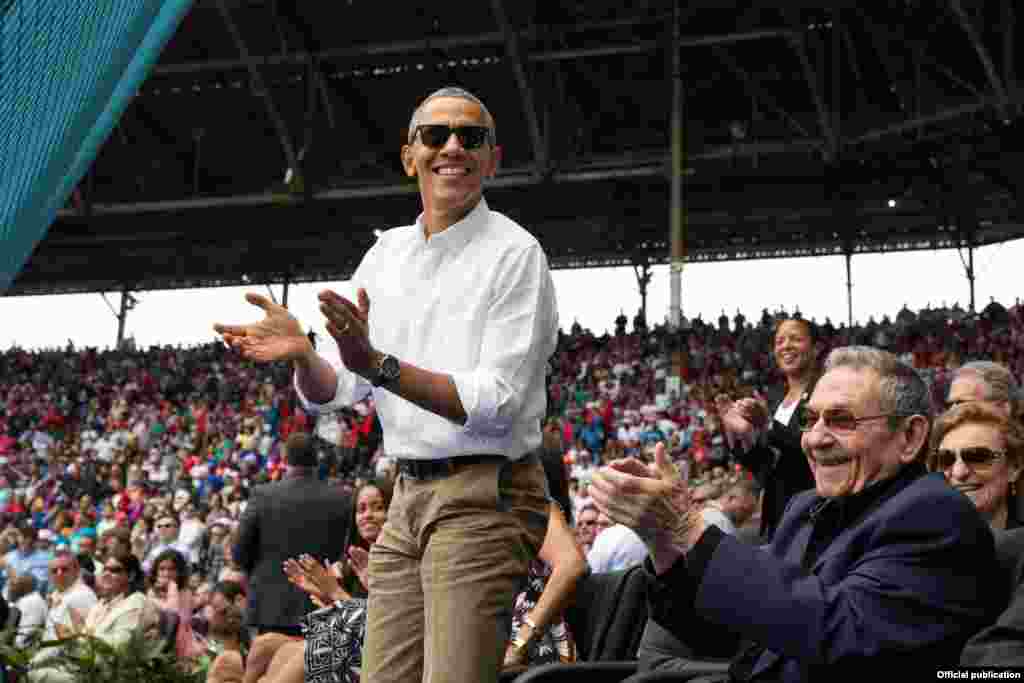 El presidente Obama aplaude una carrera de los Rays de Tampa Bay durante el partido de exhibición con Cuba en el Estadio Latinoamericano, el 22 de marzo de 2016. (Pete Souza, White House)