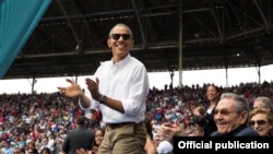 El presidente Obama apalude una carrera de los Rays de Tampa Bay durante el partido de exhibición con Cuba en el Estadio Latinoamericano el 22 de marzo.