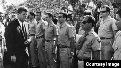 El presidente John F. Kennedy se reúne con los brigadistas de la 2506.