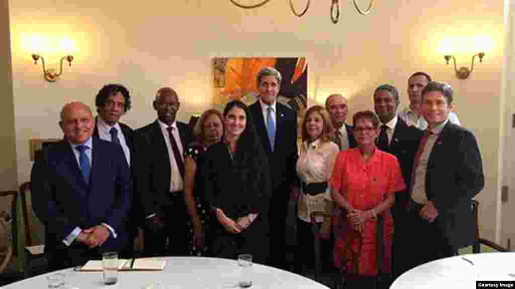 Activistas de la sociedad civil se fotografían con John Kerry