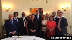 Grupo de opositores reunidos con John Kerry en la residencia del Encargado de Negocios de Estados Unidos en La Habana.