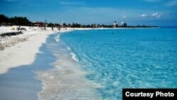 Playa Azul: Varadero tiene unas aguas prístinas y una fina arena blanca que Punta Cana envidiaría, pero en Dominicana el turismo funciona como un mecanismo de relojería.