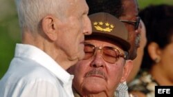 José Ramón Fernández y el gobernante Raúl Castro