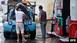 Un hombre abastece de combustible su vehículo en una gasolinera de La Habana.