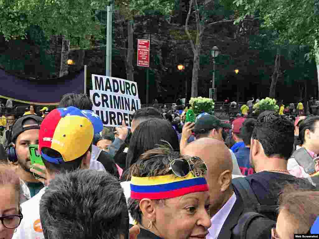 Mnifestantes venezolanos protestas contra régimen de Maduro ante edificio de la ONU en Nueva York