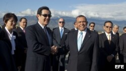 El presidente de Taiwán, Ma Ying-Jeou (i), saluda al presidente hondureño, Porfirio Lobo (d) a su llegada a Honduras.