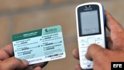 Teléfono celular con una tarjeta prepago (ETECSA).