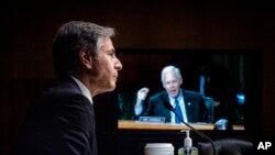 Blinken escucha la pregunta del senador republicano Ron Johnson durant euna audiencia ante el Congreso sobre la retirada de EEUU de Afganistán. (Jabin Botsford/Pool via AP)