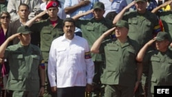 El presidente de Venezuela, Nicolás Maduro junto al alto mando militar e integrantes de su gabinete ministerial