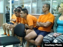 Varios de los cubanos presos en Guayaquil.