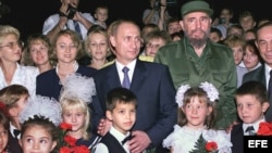 Vladimir Putin y Fidel Castro posan en diciembre del 2000 con familiares de los militares rusos destacados en la base de escuchas radioelectrónicas de Lourdes, cerca de San Antonio de los Baños, que luego fuera cerrada por el mandatario ruso.
