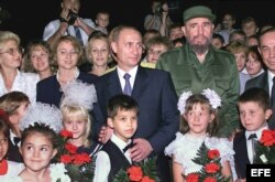 Vladimir Putin y Fidel Castro posan en dieiembre del 2000.