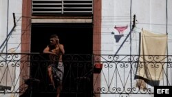 Un hombre observa desde un balcón en La Habana (Cuba). 