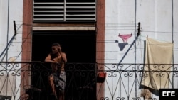 Un hombre observa desde un balcón en La Habana (Cuba).