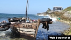 El bote en el que viajaban los cubanos. Foto: "Cayman Compass".