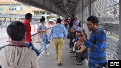 Cubanos bloqueados en la frontera entre México y Estados Unidos en la puerta de entrada a EEUU, en Nuevo Laredo.