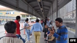 Cubanos bloqueados en la frontera entre México y Estados Unidos hacen una fila en la puerta de entrada a Estados Unidos en Nuevo Laredo.