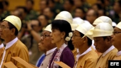Suu Kyi jura en el parlamento birmano