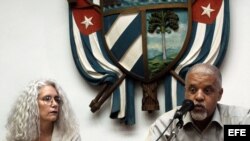 Sheryl L. Lutjens (izq) y Rolando García Quiñones (der) de la sección Asociación de Estudios Latinoamericanos de Cuba (LASA