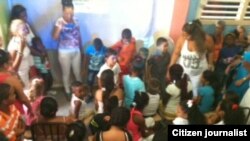 Damas de Blanco extendiendo manos a niños en barrios pobres de la capital