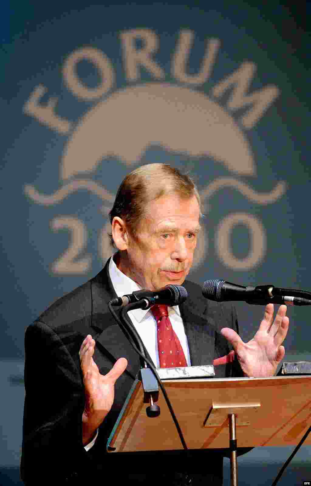 Archivo 2008 - Vaclav Havel pronuncia un discurso en la ceremonia de inauguración de la conferencia internacional FORUM 2000. 