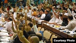 En la Asamblea Nacional de Cuba, fundada en 1976, el primer voto negativo lo emitió Mariela Castro, contra el nuevo Código del Trabajo en diciembre del 2013.